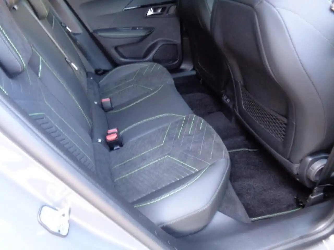 Peugeot 2008 GT Alcantara, Glasdach — Galerie du véhicule 8