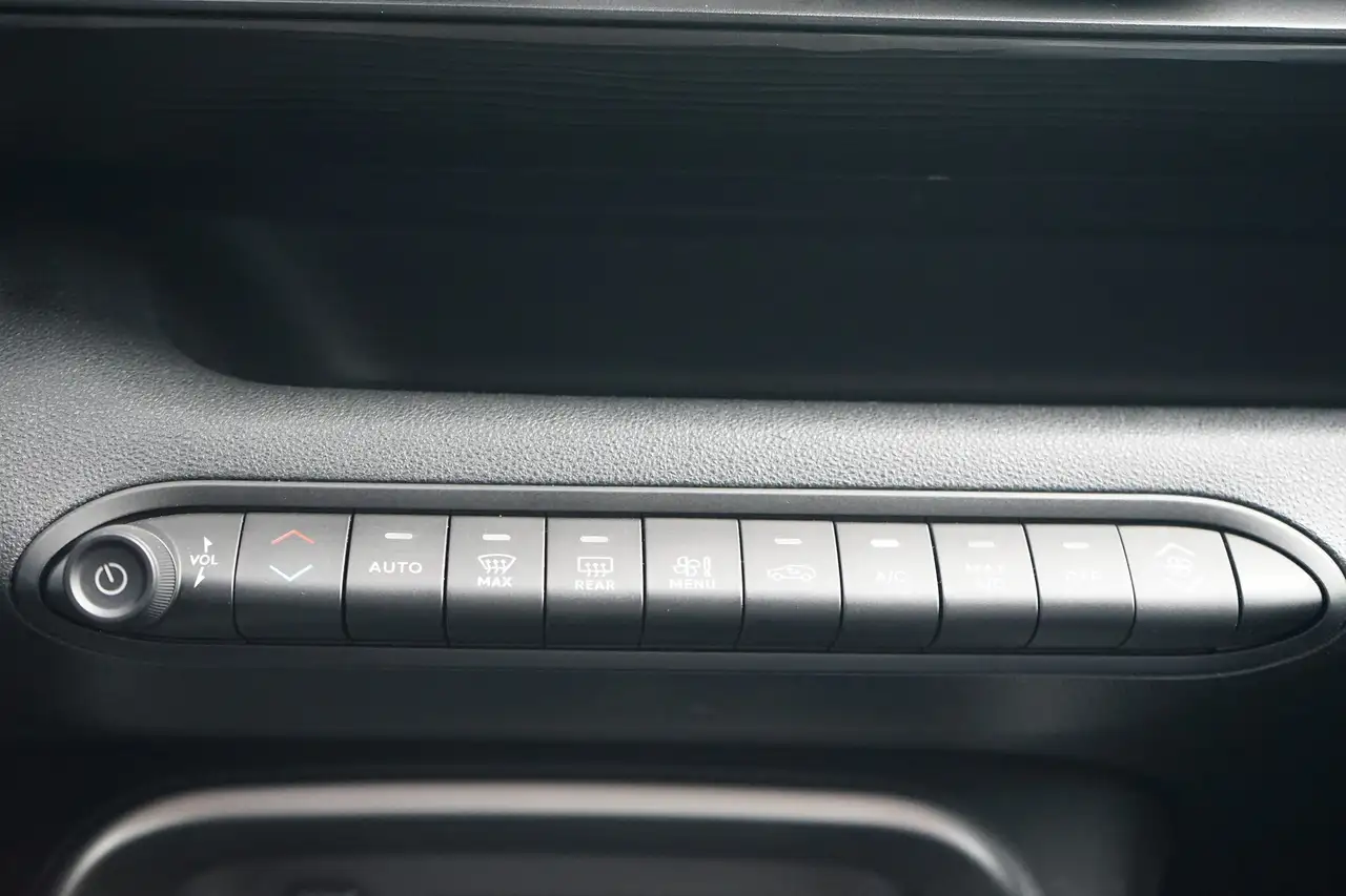 Jeep Avenger 1.2 Altitude LED ACC Navi Kamera — معرض صور السيارة 18