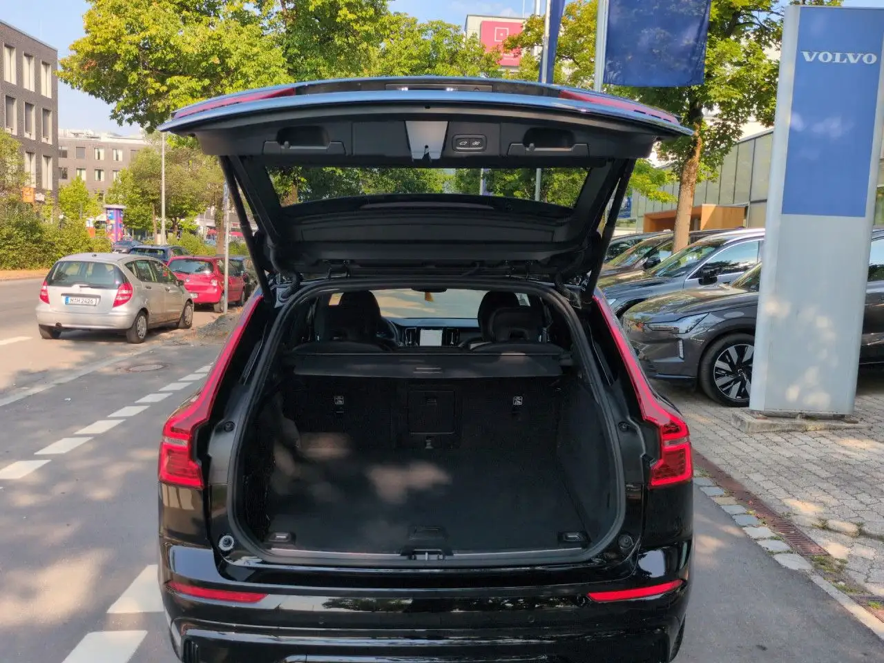 Volvo XC60 B5 (Benzin) Plus Black Edition AWD - RFK Navi — معرض صور السيارة 24