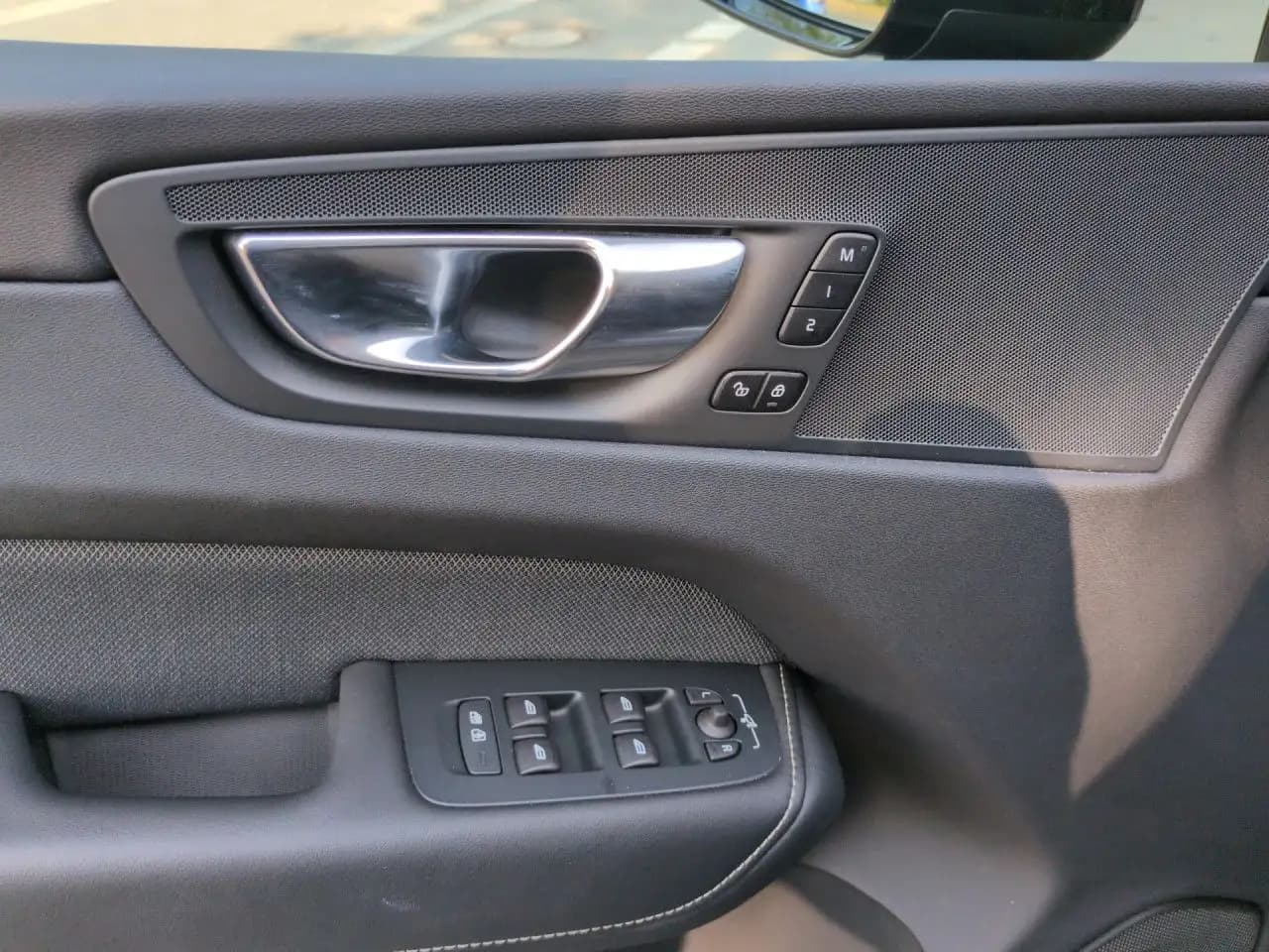Volvo XC60 B5 (Benzin) Plus Black Edition AWD - RFK Navi — معرض صور السيارة 12