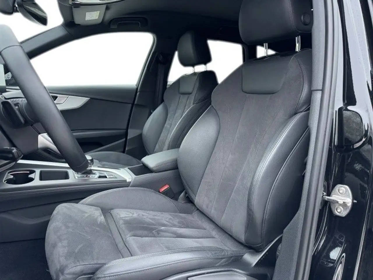 Audi A4 Avant 45 TFSI quattro S line — معرض صور السيارة 13