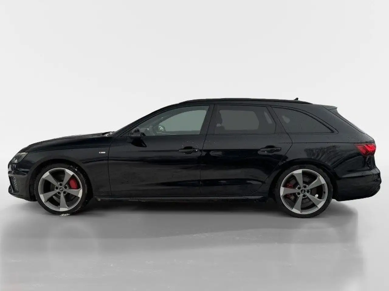 Audi A4 Avant 45 TFSI quattro S line — معرض صور السيارة 3