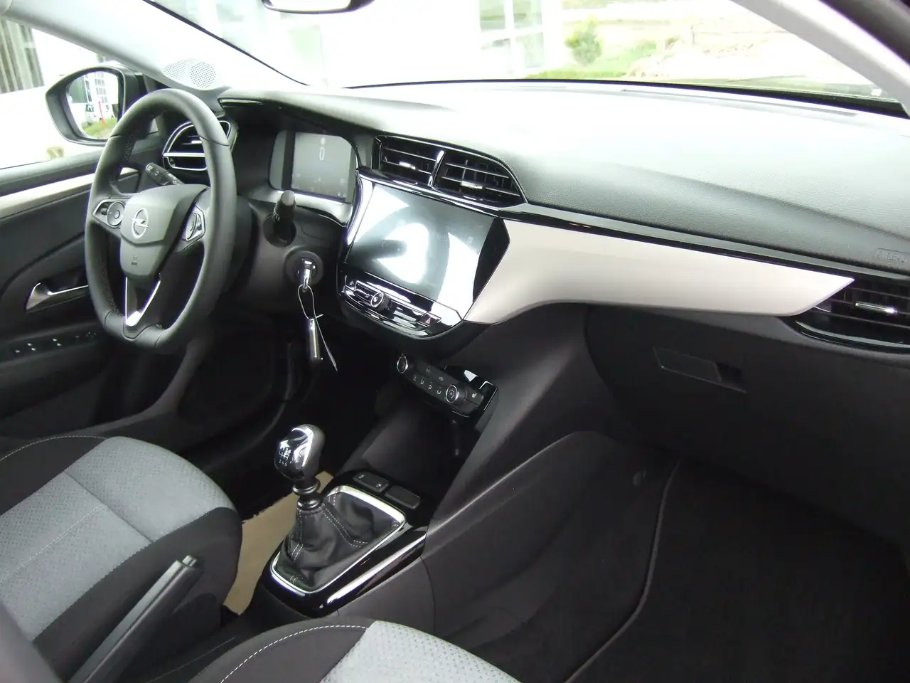 Opel Corsa nur 3785 km, RFK, Sitz- und Lenkradheizung, Klima, Alufelgen mit Allwetterreifen, PDC v+h, Licht- und Regensensor — معرض صور السيارة 12