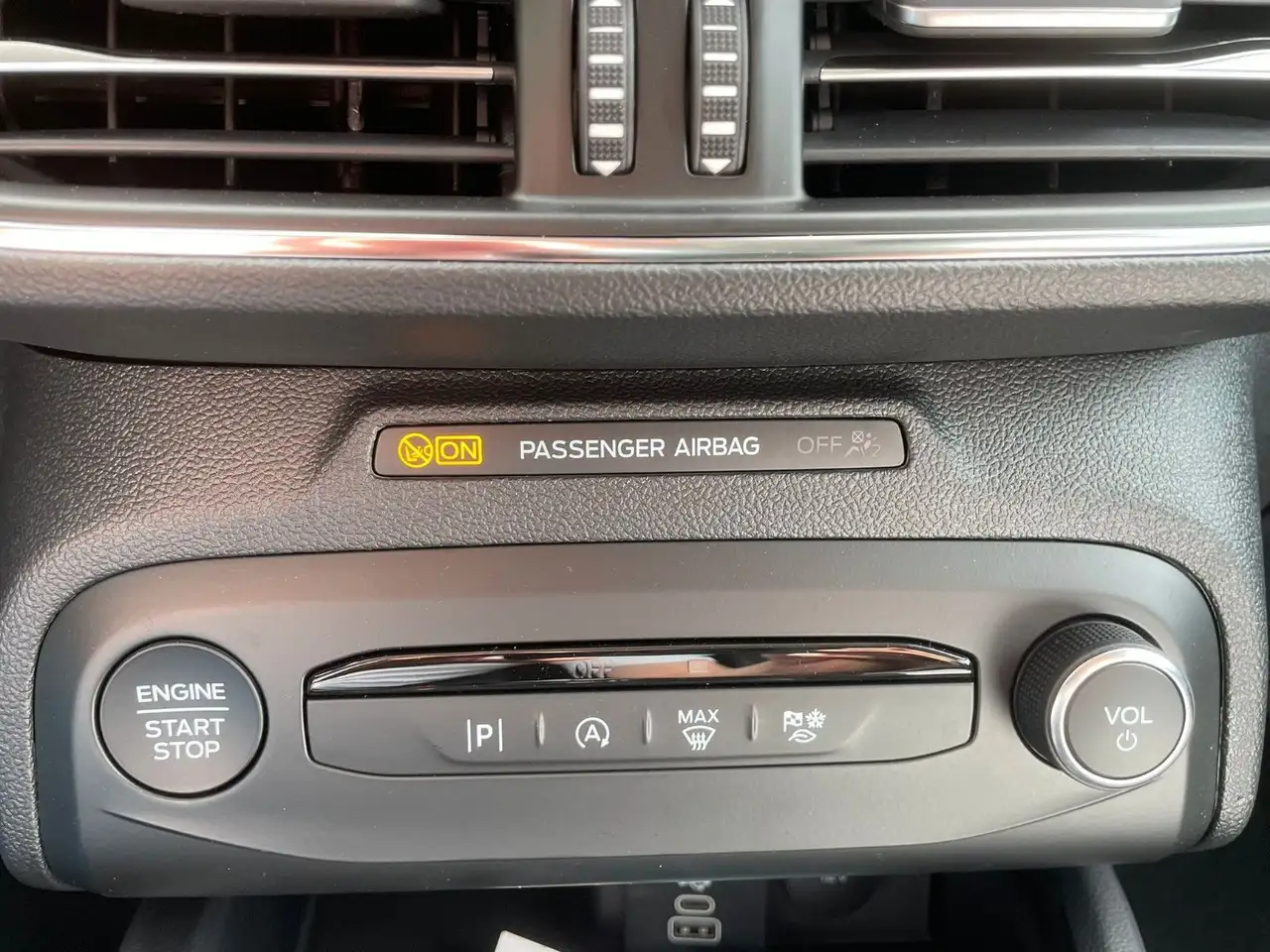Ford Focus Lim. Titanium*AHK*SHZ*RFK*ALLWETTER — Galería del vehículo 9