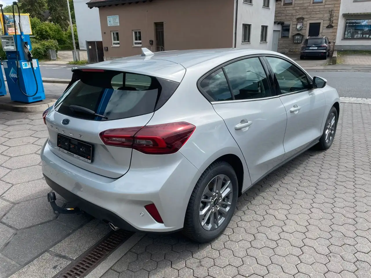 Ford Focus Lim. Titanium*AHK*SHZ*RFK*ALLWETTER — Galería del vehículo 4