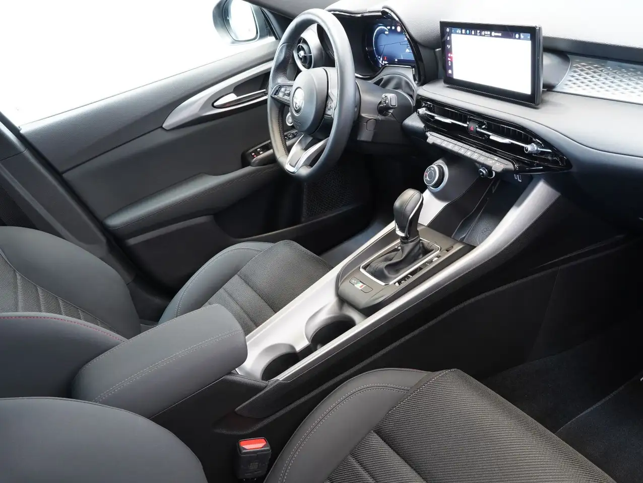 Alfa Romeo Tonale 1.5 Mild Hybrid Sprint — معرض صور السيارة 11