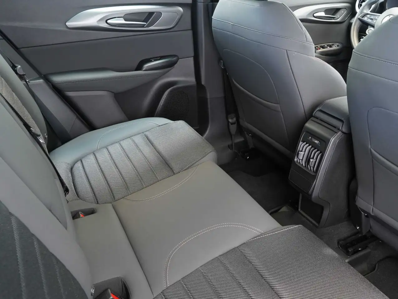 Alfa Romeo Tonale 1.5 Mild Hybrid Sprint — معرض صور السيارة 14