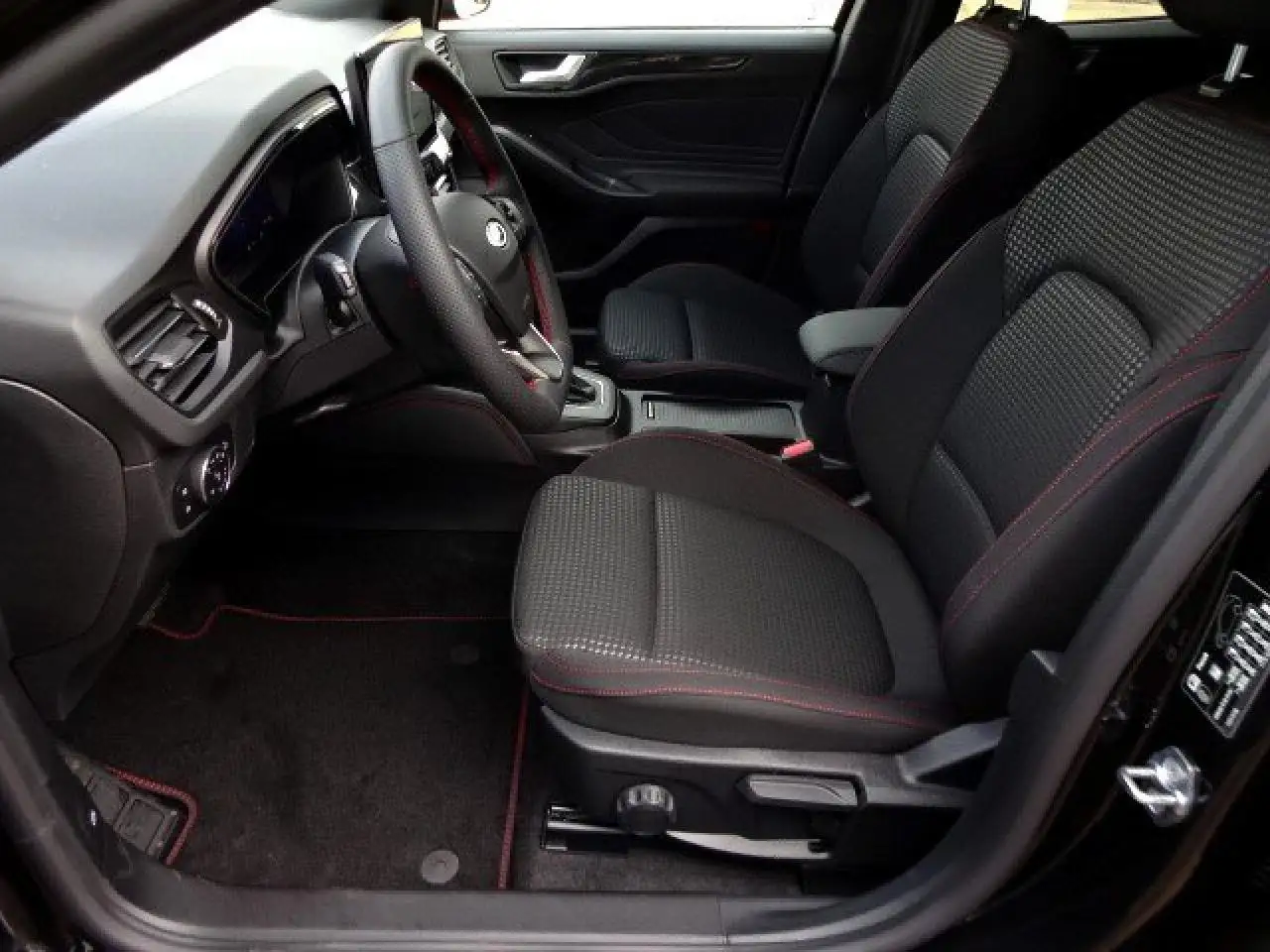 Ford Focus ST-Line X HYBRID AUTOMATIK SYNC4+LED+iACC+WINTERP. — Galerie du véhicule 8