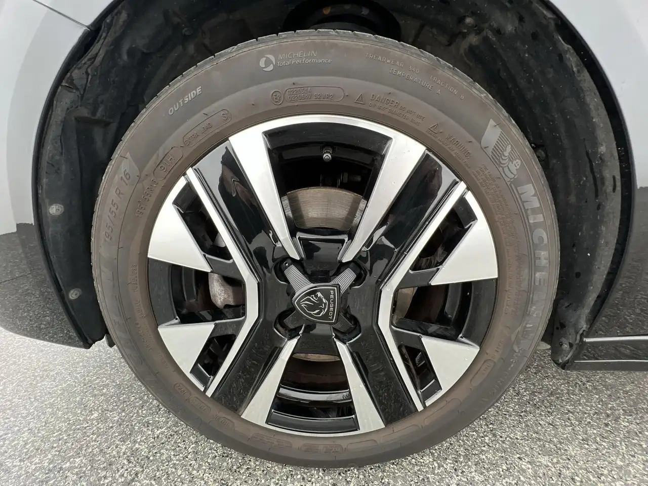 Peugeot 208 Allure 1.2*SHZ*KLIMA*PDC*uvm — Galería del vehículo 10