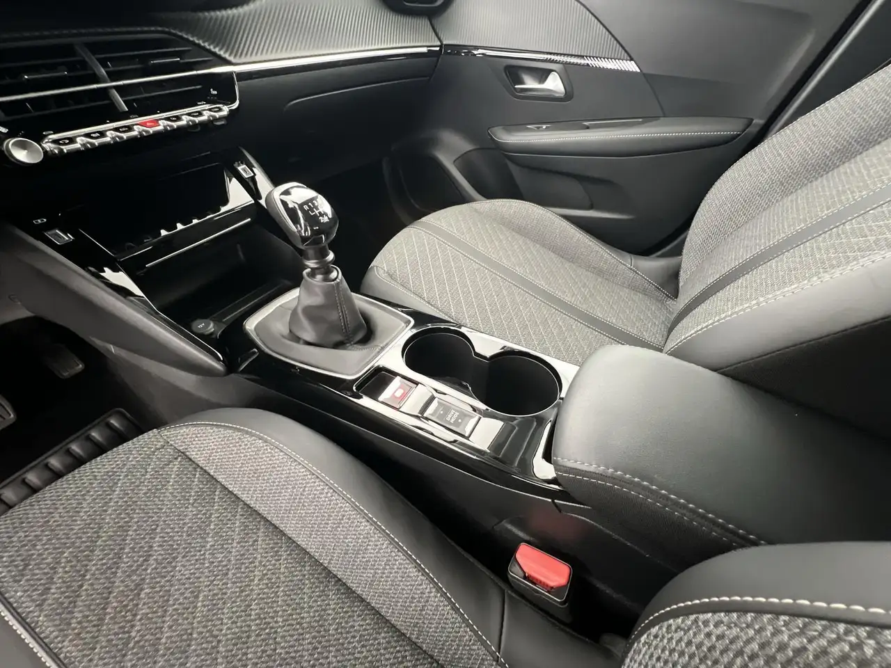 Peugeot 208 Allure 1.2*SHZ*KLIMA*PDC*uvm — Galería del vehículo 14