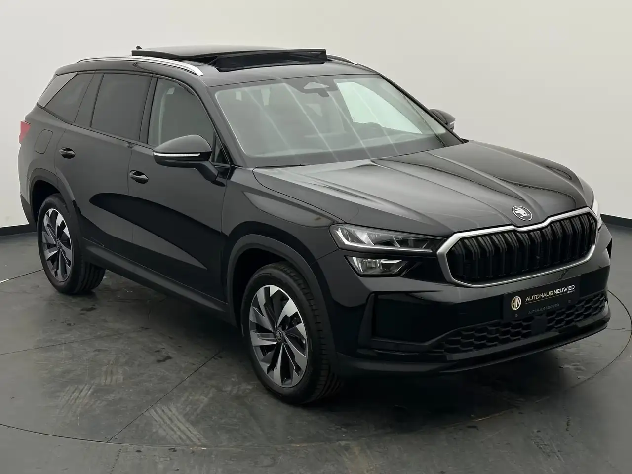 Skoda Kodiaq Kodiaq 1.5 TSI DSG +NAV+MATRIX+CAM+AHK+SHZ — Vehicle gallery 4