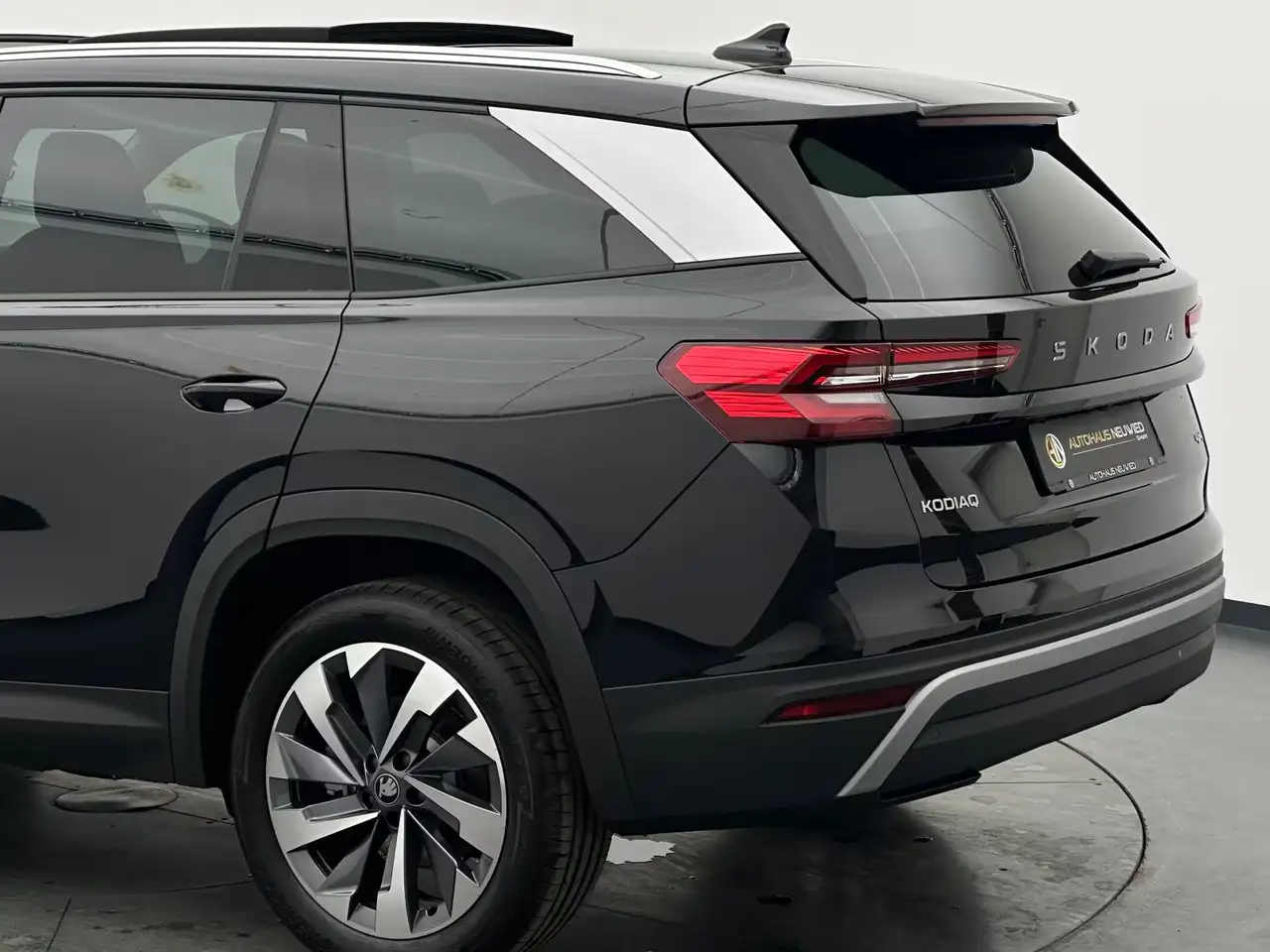 Skoda Kodiaq Kodiaq 1.5 TSI DSG +NAV+MATRIX+CAM+AHK+SHZ — Vehicle gallery 8