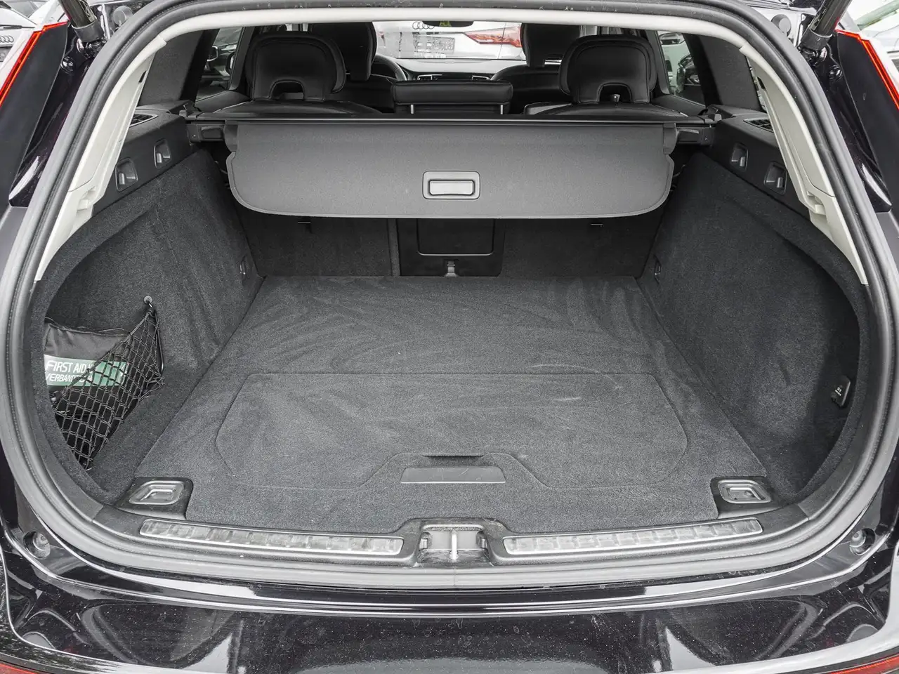 Volvo V60 T8 AWD Plus Dark Plug-in Hybrid AHK STANDHZG — معرض صور السيارة 17