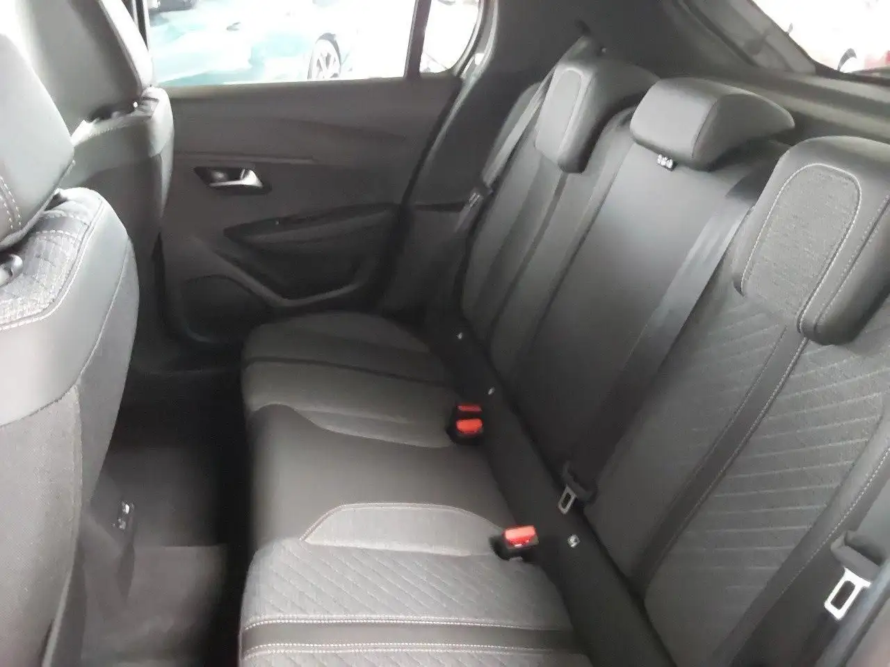 Peugeot 208 Allure, 360° Kamera, SHZ — Galería del vehículo 10