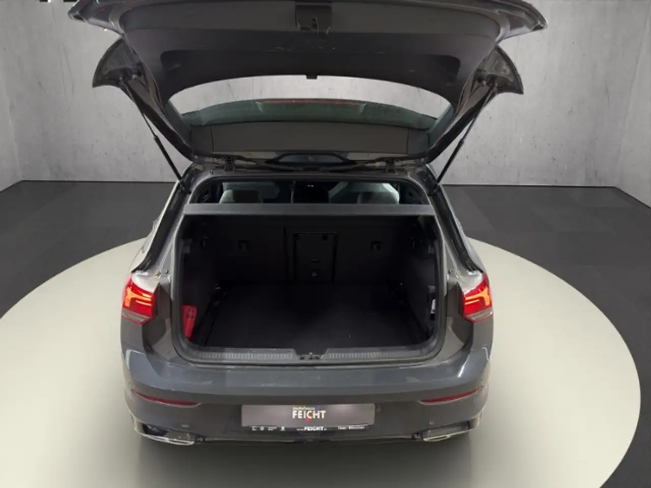 Volkswagen Golf VIII 1.5 eTSI R-Line+LED+KEYLESS+AMBI — معرض صور السيارة 16
