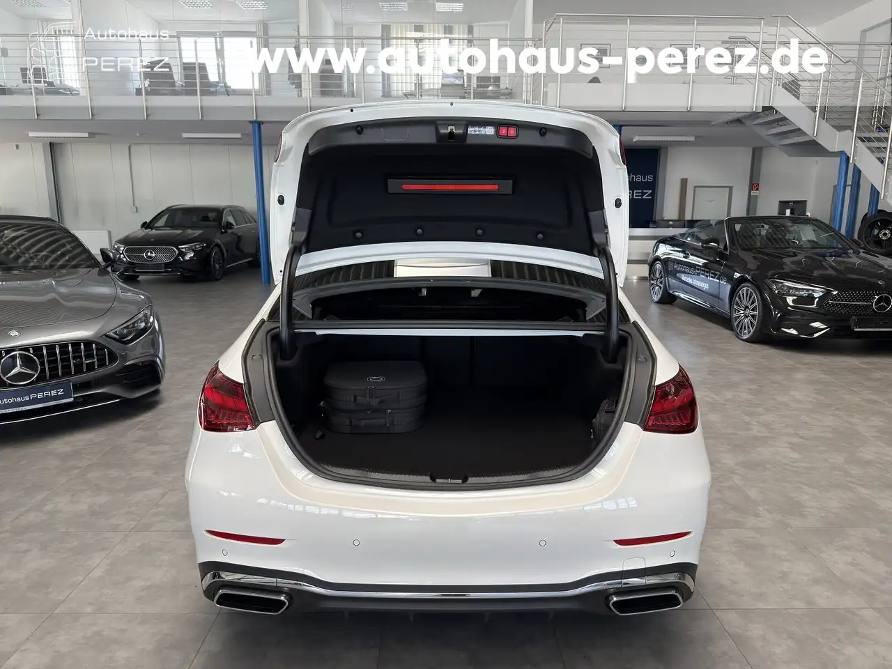 Mercedes-Benz C 300 C 300 e AMG 4M PREMIUM -DIGITAL LIGHT -DISTRONIC — Vehicle gallery 22