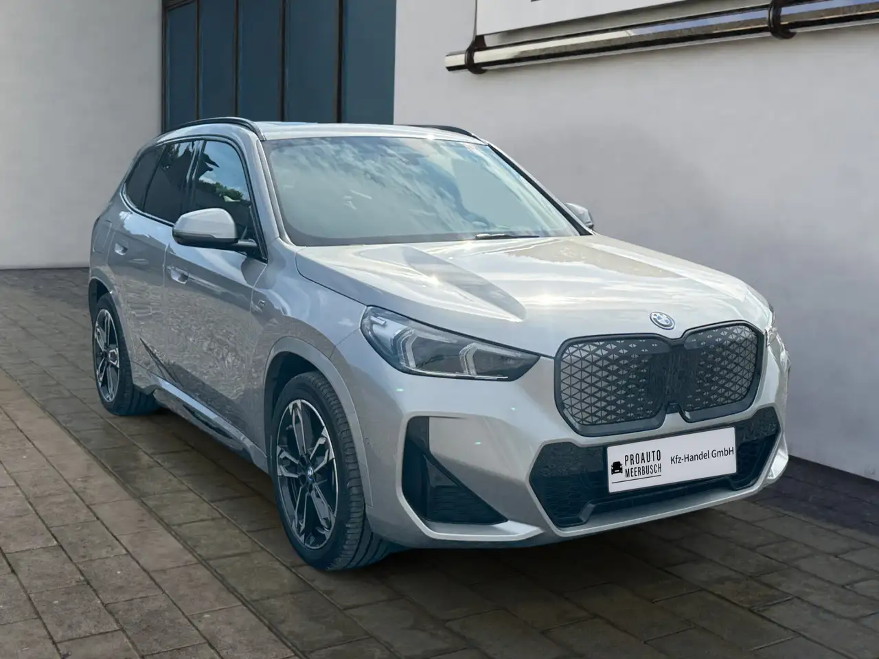 BMW iX1 30 xDrive M Sport PANO/HEADUP/MASSAGE/AHK — معرض صور السيارة 3