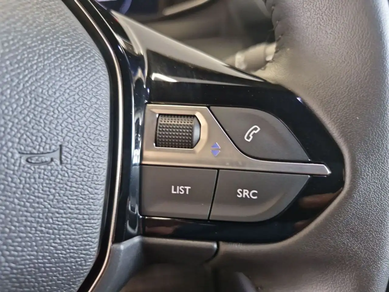 Peugeot 2008 Allure PureTech 100 — Vehicle gallery 20