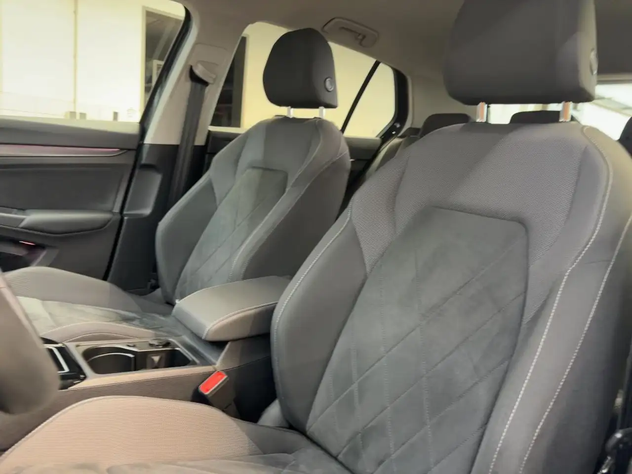 Volkswagen Golf VIII 2.0 TSI DSG 4M Style ACC ergo LED Keyl — معرض صور السيارة 12