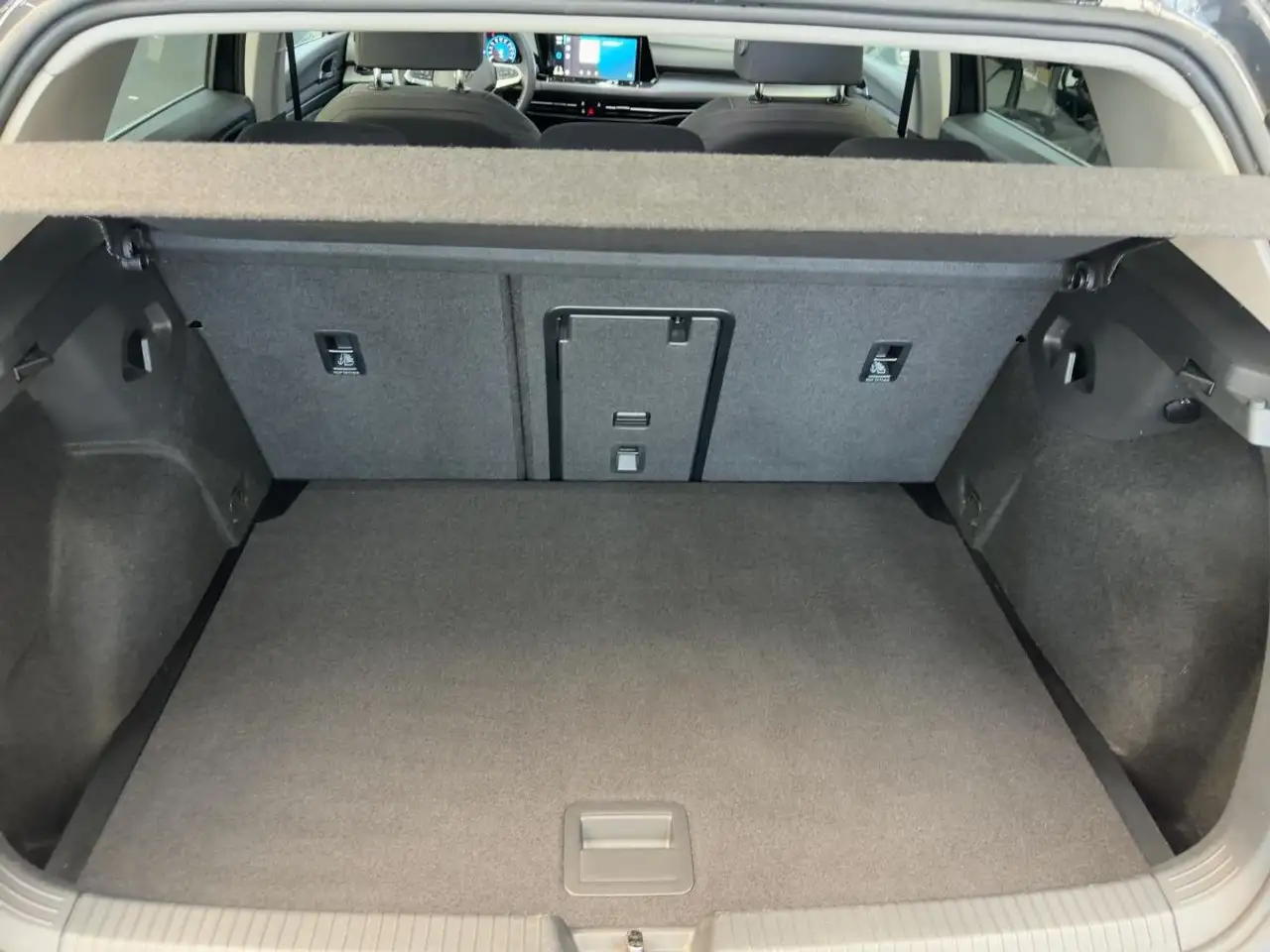 Volkswagen Golf VIII 2.0 TSI DSG 4M Style ACC ergo LED Keyl — معرض صور السيارة 7