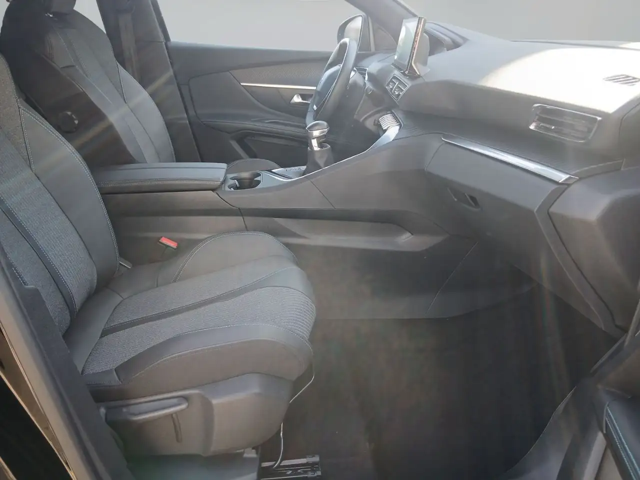 Peugeot 5008 1.2 PureTech 130 ALLURE LED+Navi+SHZ+360+LM — معرض صور السيارة 9