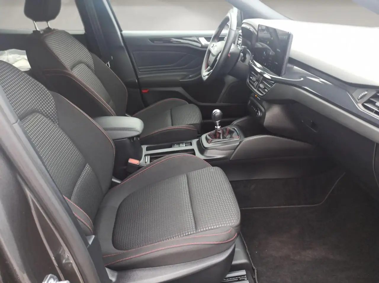 Ford Focus ST-Line 1.0L / Body-Styling-Paket / B&O — معرض صور السيارة 5