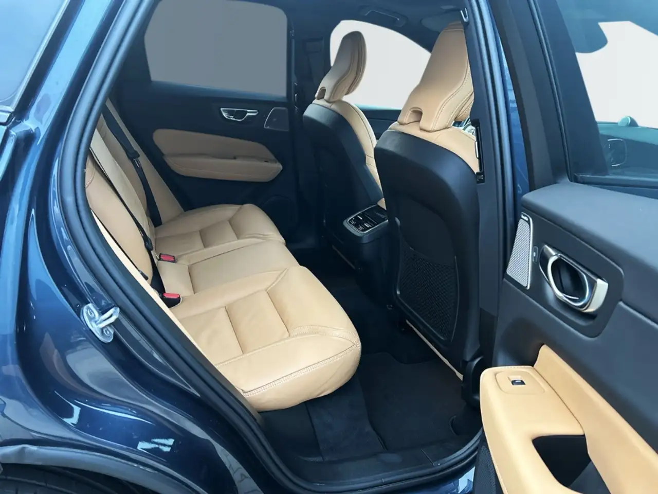 Volvo XC60 B5 Benzin AWD Ultra Dark 21'' ACC LED Nappa Massag — Galería del vehículo 5