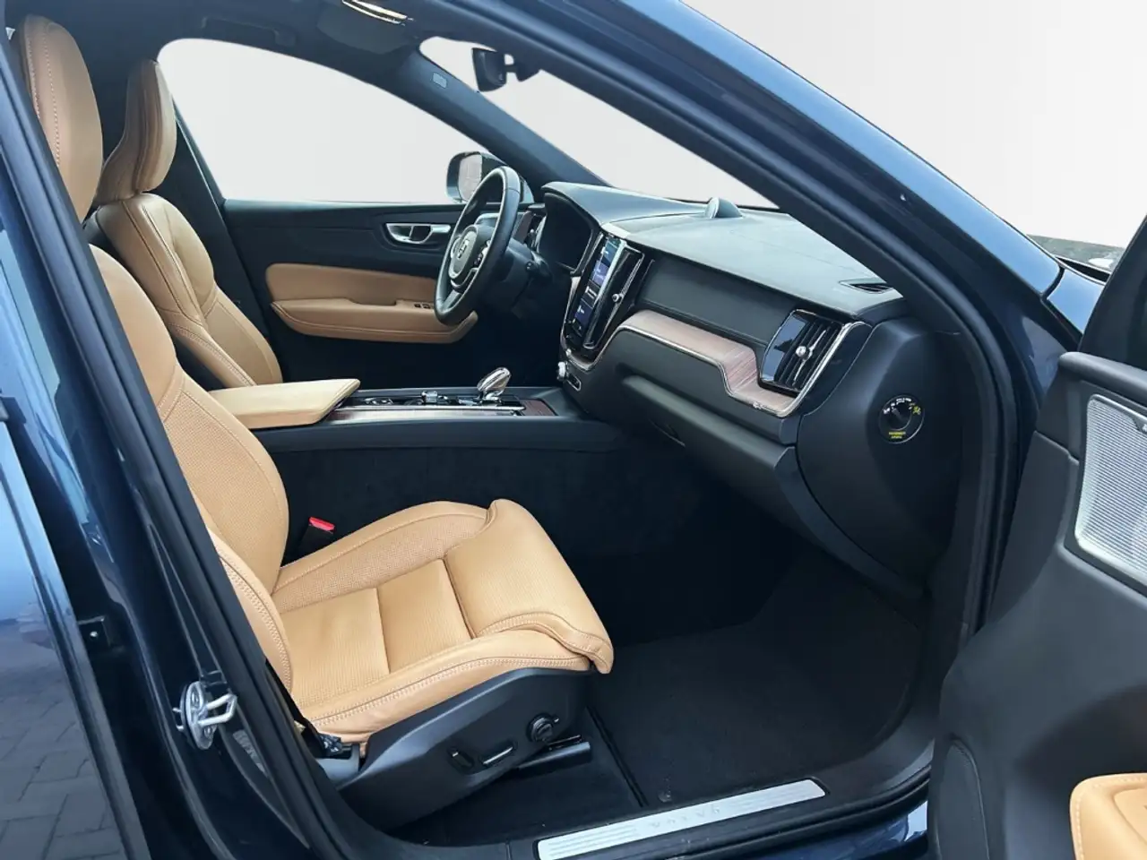 Volvo XC60 B5 Benzin AWD Ultra Dark 21'' ACC LED Nappa Massag — Galería del vehículo 3