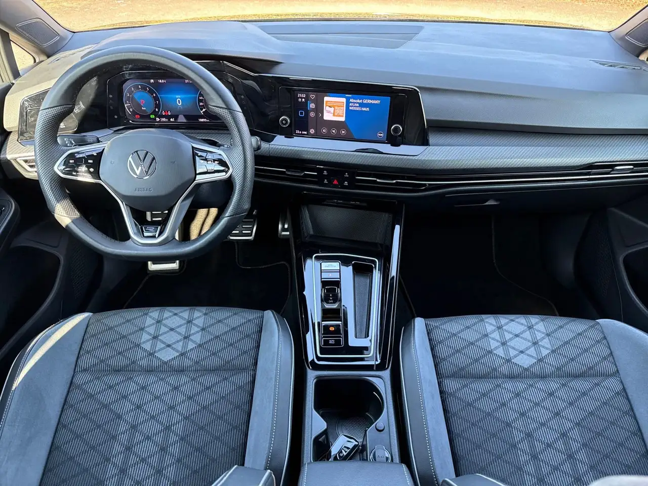 Volkswagen Golf VIII R-Line 1.5 eTSI DSG, LED, DAB — معرض صور السيارة 11