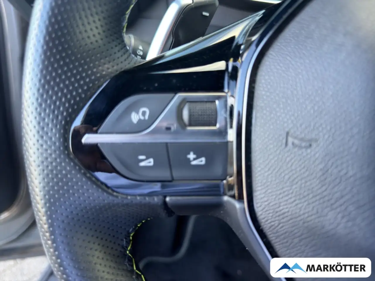 Peugeot 2008 GT ACC/360°/CARPLY/NAVI/LED/SHZ/NAVI — Galerie du véhicule 38