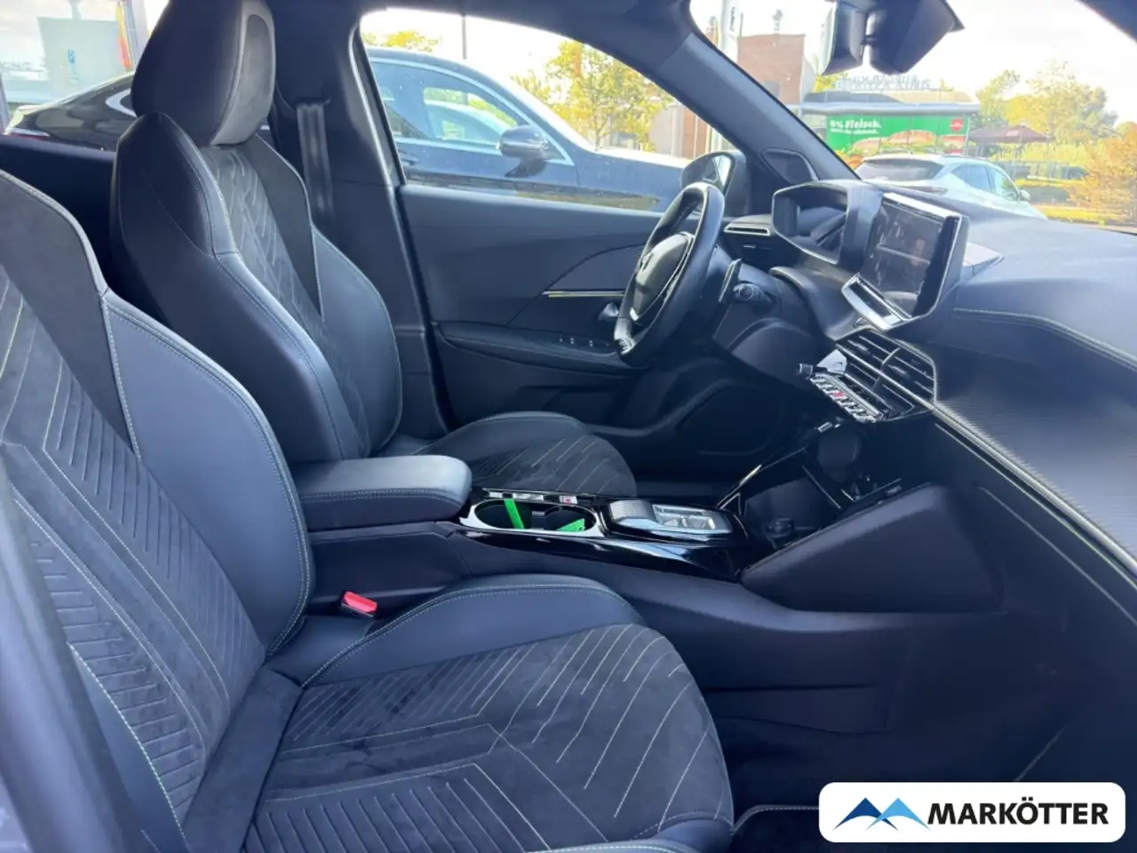 Peugeot 2008 GT ACC/360°/CARPLY/NAVI/LED/SHZ/NAVI — Galerie du véhicule 25