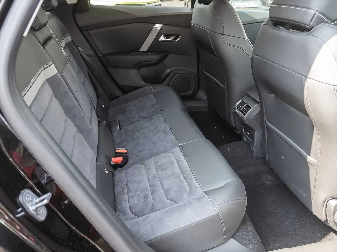 Citroen C4 PureTech 130 EAT8 MAX Techno-Paket — Vehicle gallery 17