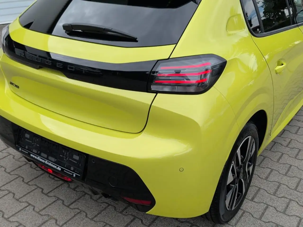 Peugeot 208 PureTech 100 Allure — معرض صور السيارة 17