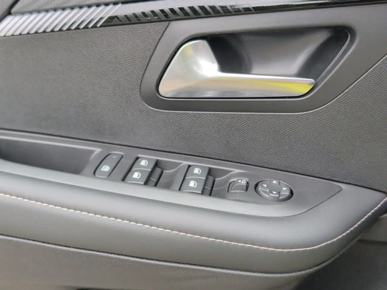 Peugeot 208 PureTech 100 Allure — معرض صور السيارة 18
