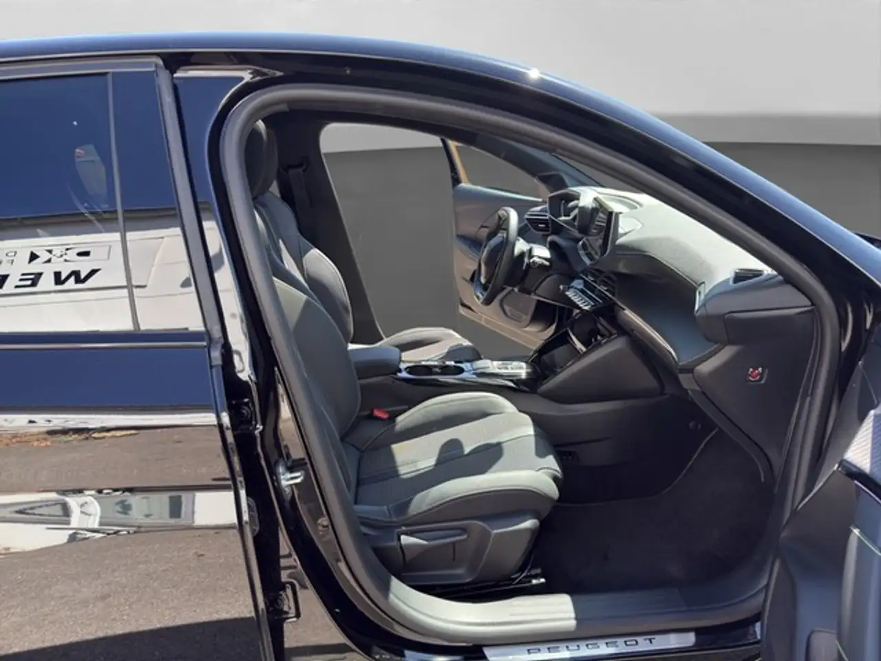Peugeot 208 Hybrid 100 GT — Vehicle gallery 9