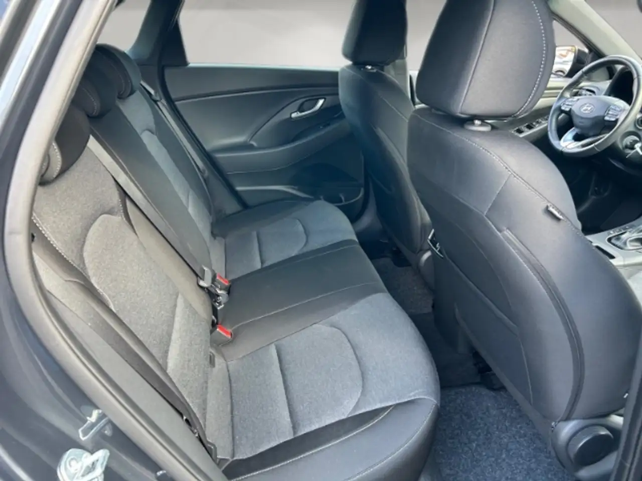 Hyundai i30 Connect & Go Autom Allwetter Navi LED Apple CarPla — Galería del vehículo 14