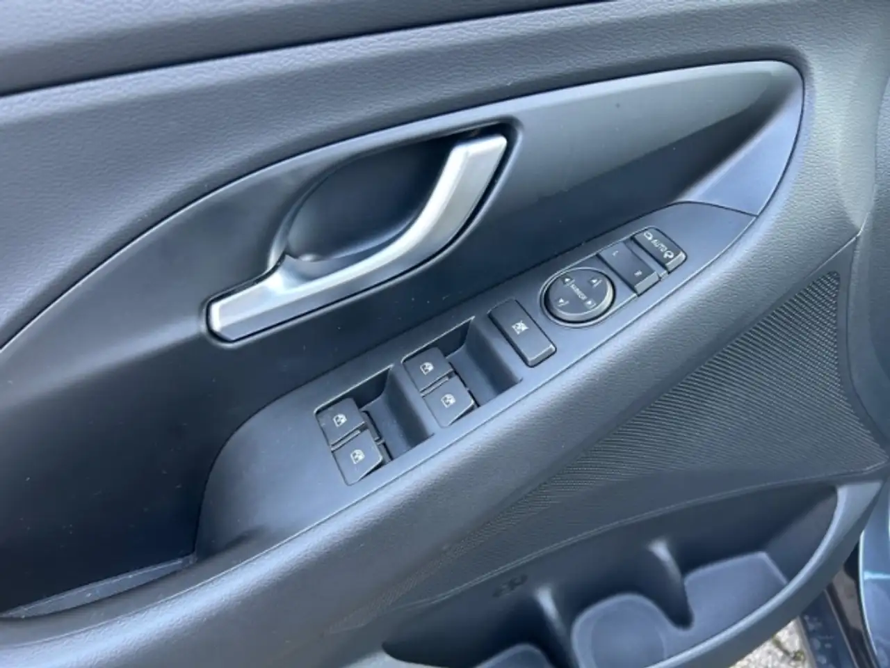 Hyundai i30 Connect & Go Autom Allwetter Navi LED Apple CarPla — Galería del vehículo 16