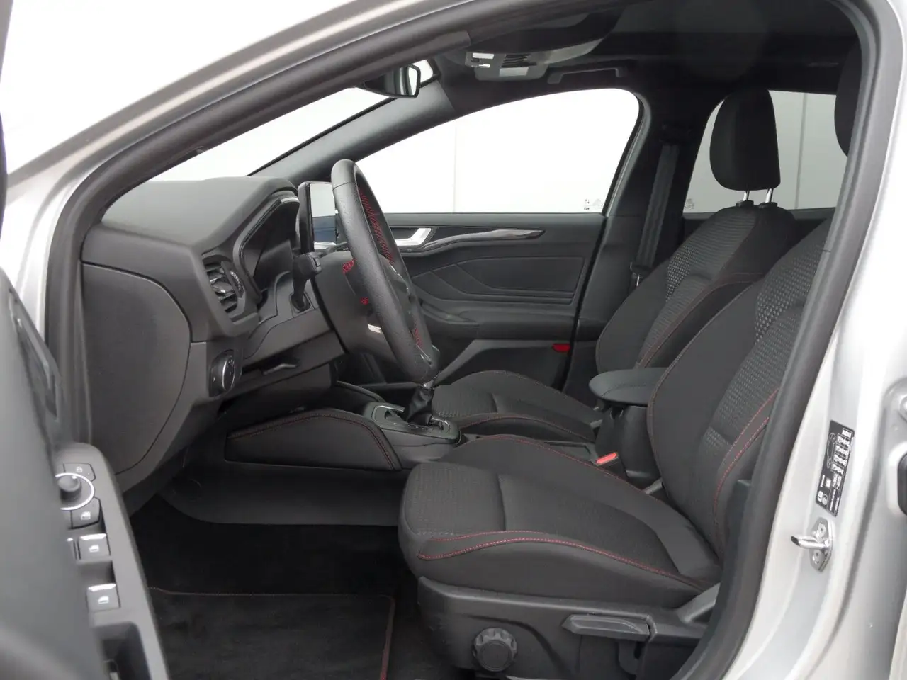 Ford Focus Turnier ST-Line X+Cam+Panoramadach+AHK+AT — معرض صور السيارة 6