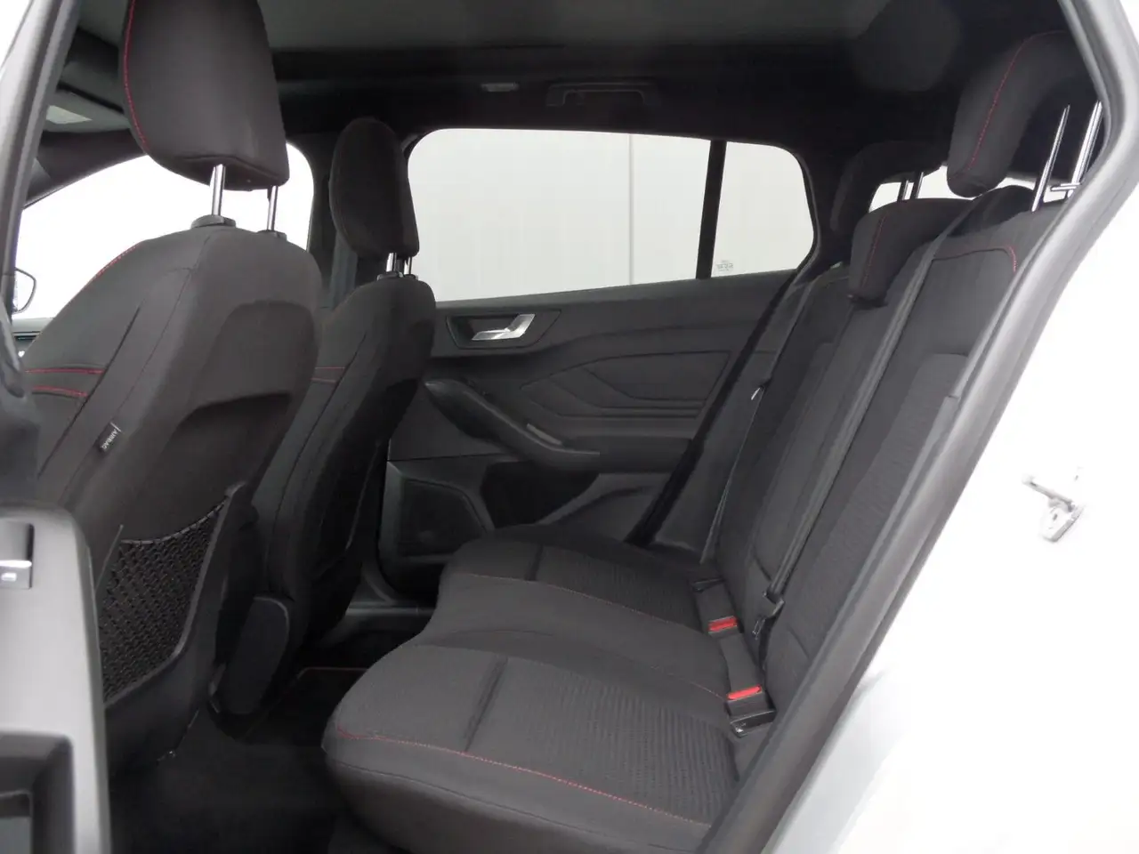 Ford Focus Turnier ST-Line X+Cam+Panoramadach+AHK+AT — معرض صور السيارة 7