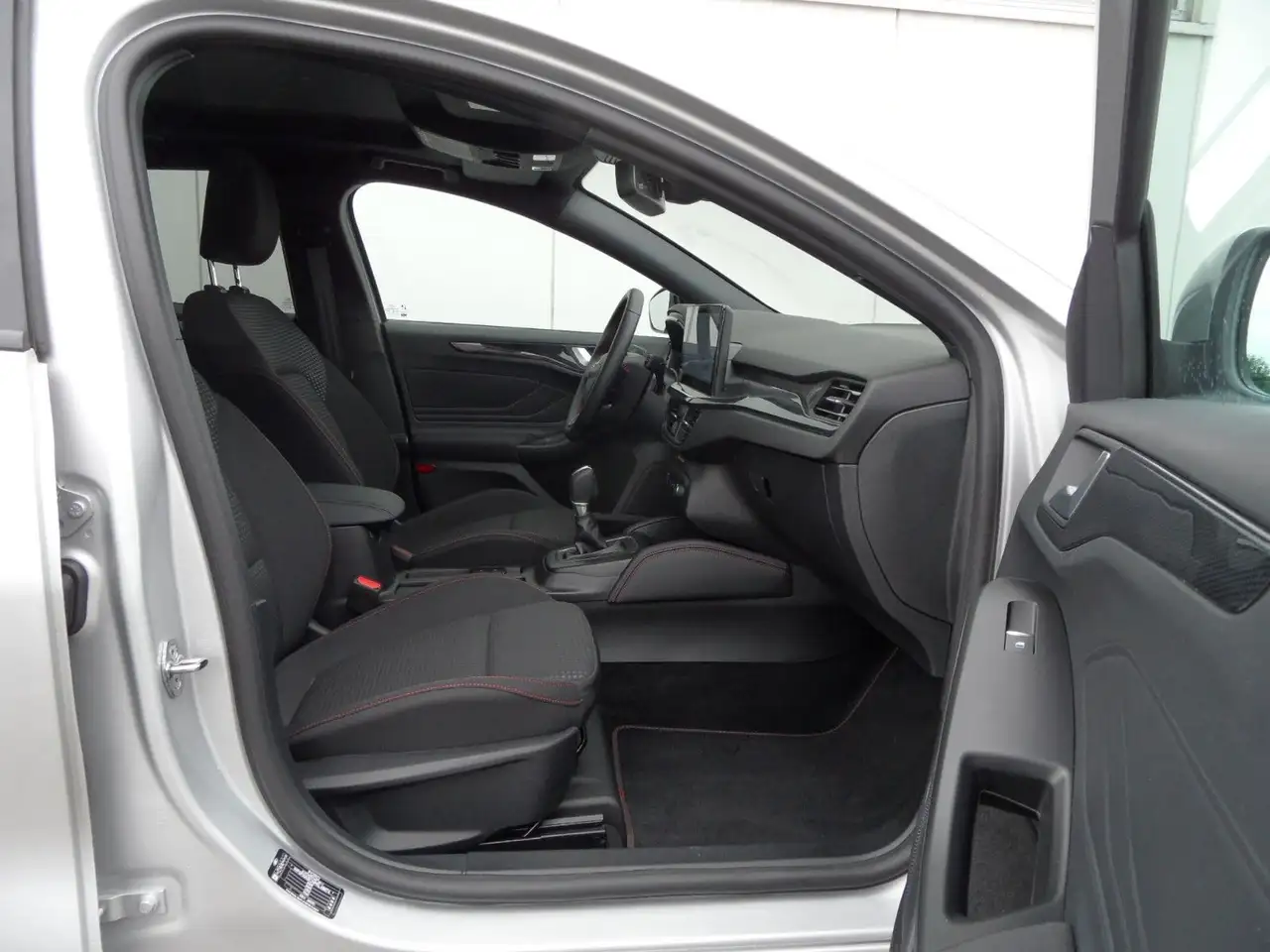 Ford Focus Turnier ST-Line X+Cam+Panoramadach+AHK+AT — معرض صور السيارة 8