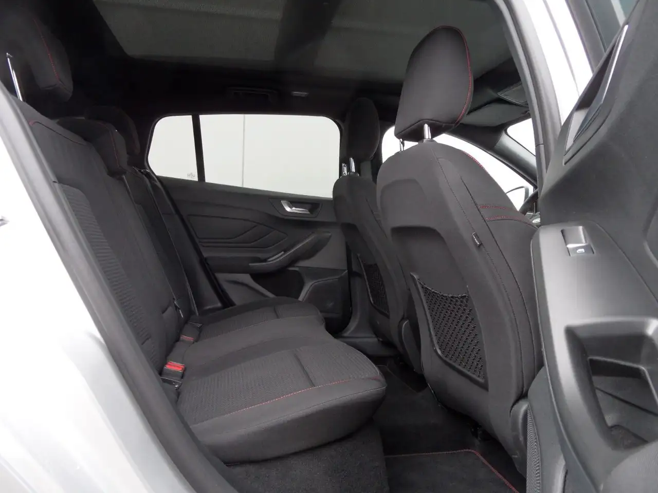 Ford Focus Turnier ST-Line X+Cam+Panoramadach+AHK+AT — معرض صور السيارة 9