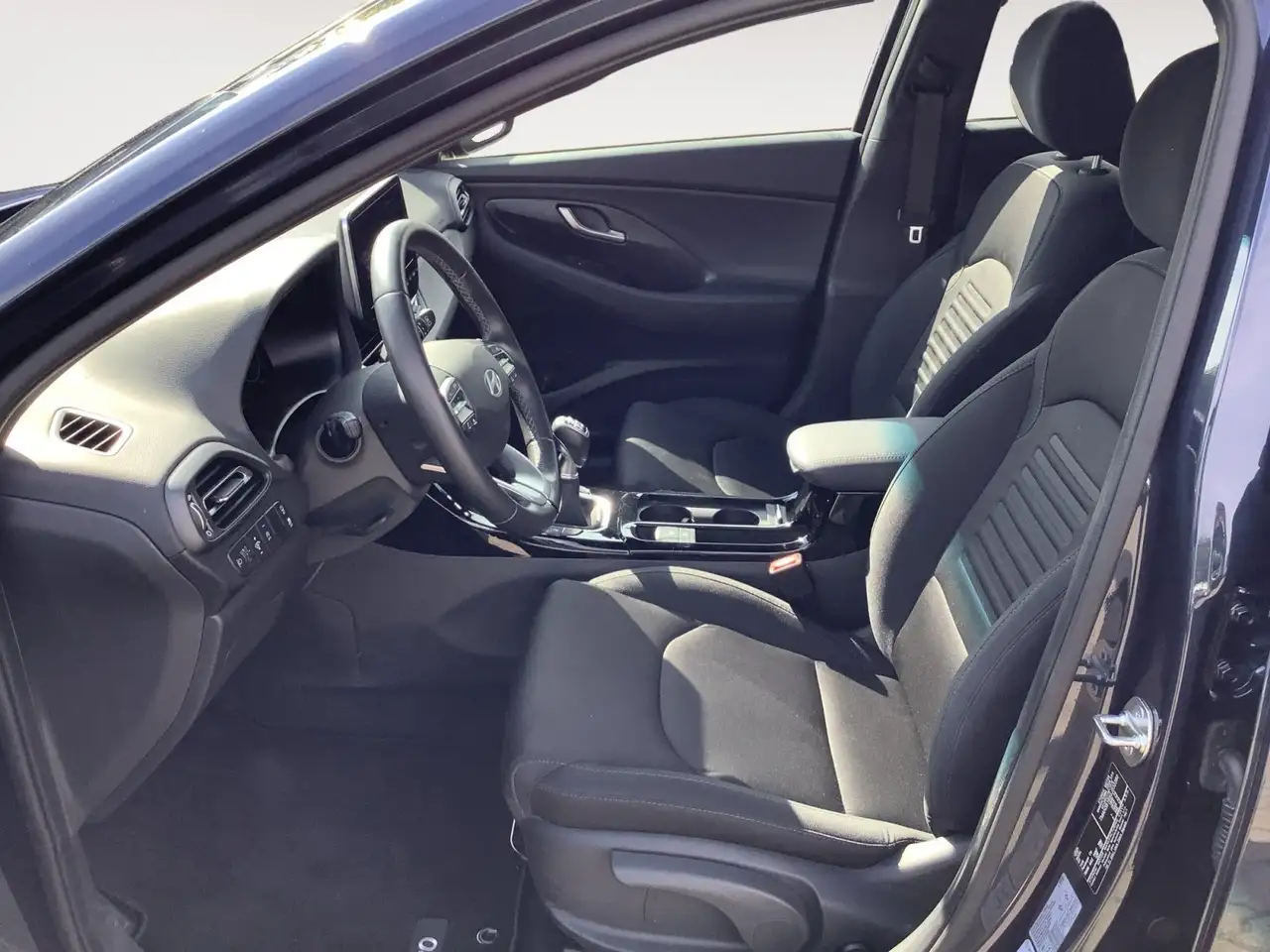 Hyundai i30 8-fach bereift|RFK|SHZ|LHZ|Navi|PDC vorne — Vehicle gallery 9