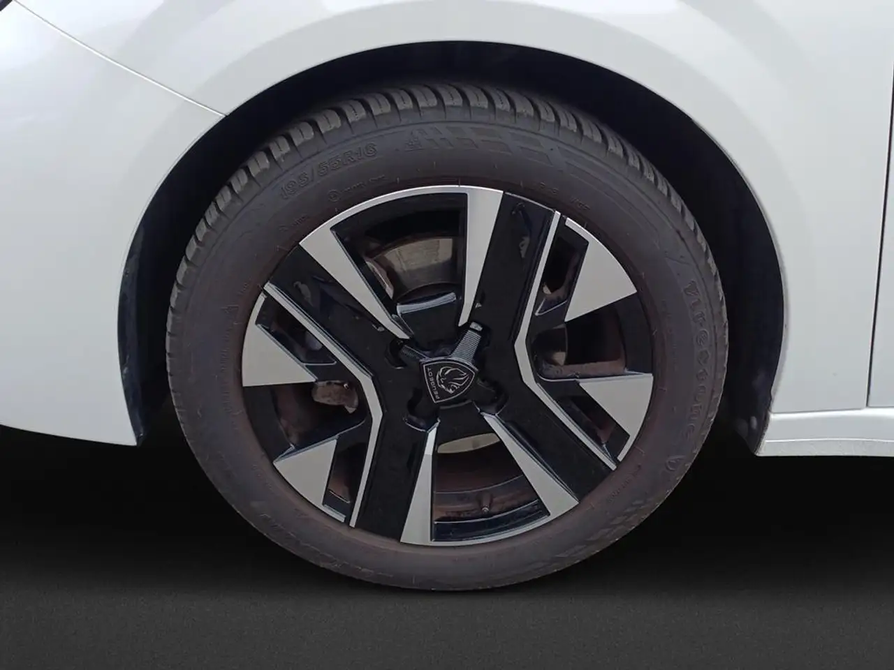 Peugeot 208 Neuer 208 Allure PureTech 100 — Vehicle gallery 8