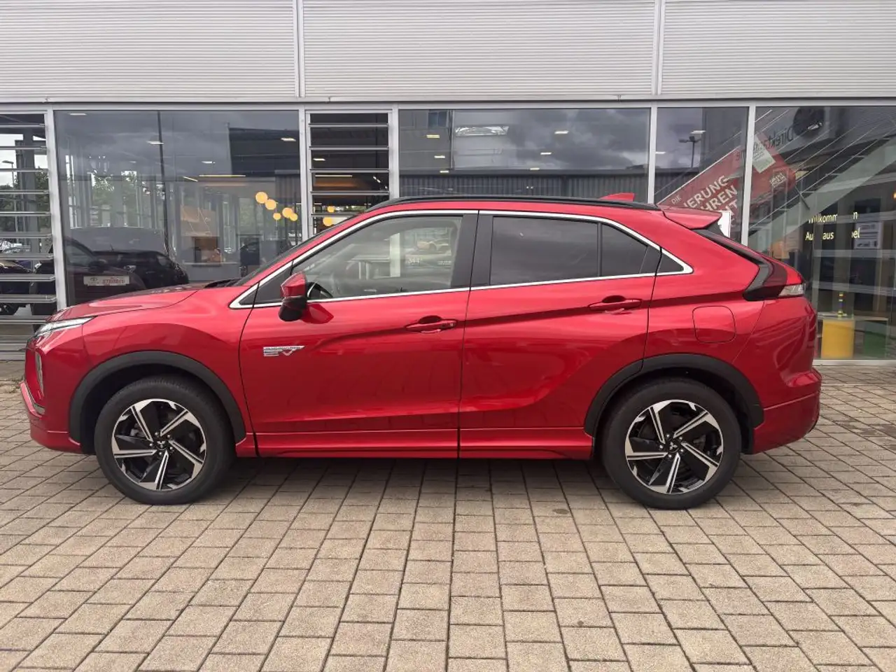 Mitsubishi Eclipse Cross Plug-In Hybrid 4WD Plus Select — معرض صور السيارة 4