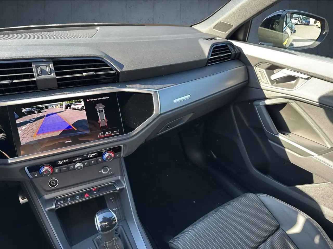 Audi Q3 S line 40 TFSI qu AHK/Nav/LED/ASI/1 — معرض صور السيارة 25
