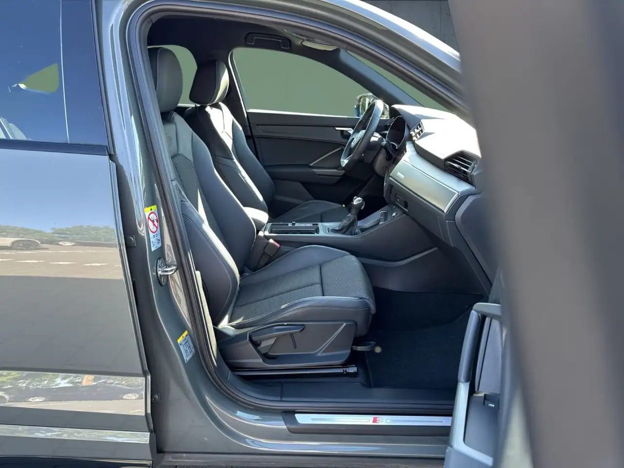 Audi Q3 S line 40 TFSI qu AHK/Nav/LED/ASI/1 — معرض صور السيارة 15