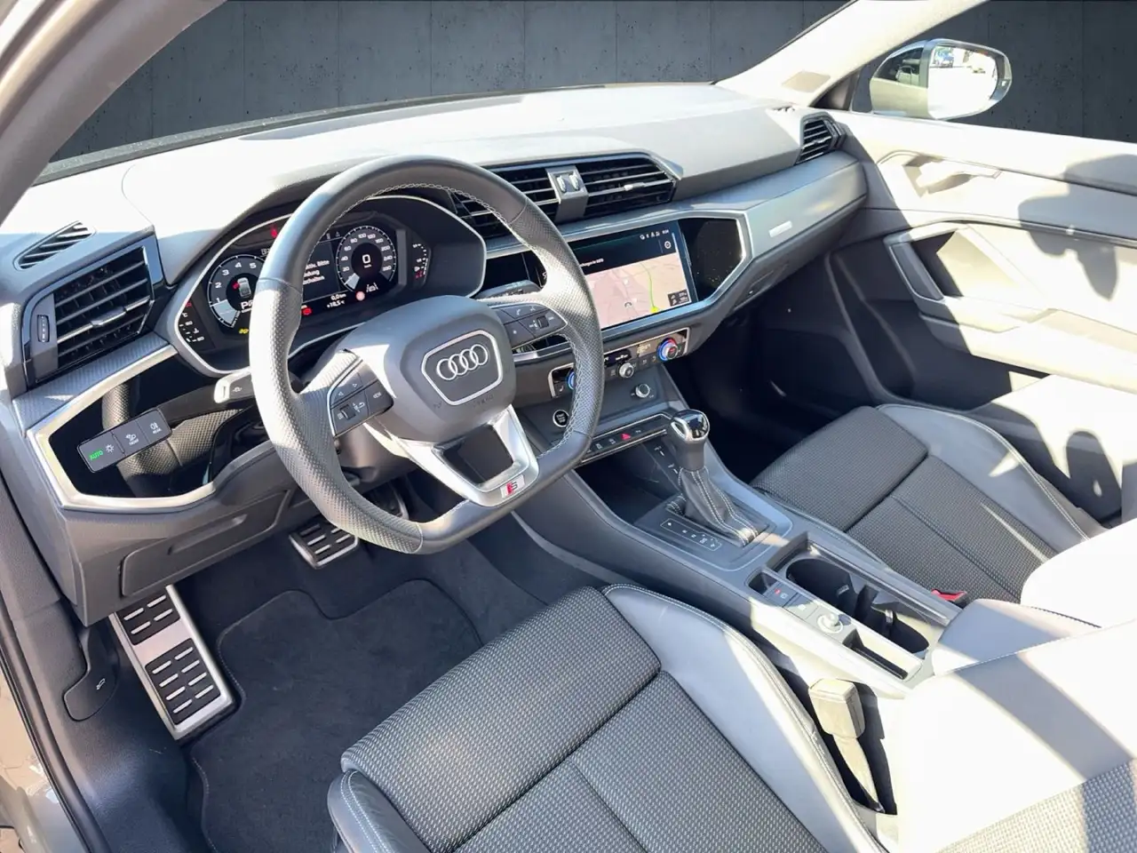 Audi Q3 S line 40 TFSI qu AHK/Nav/LED/ASI/1 — معرض صور السيارة 9