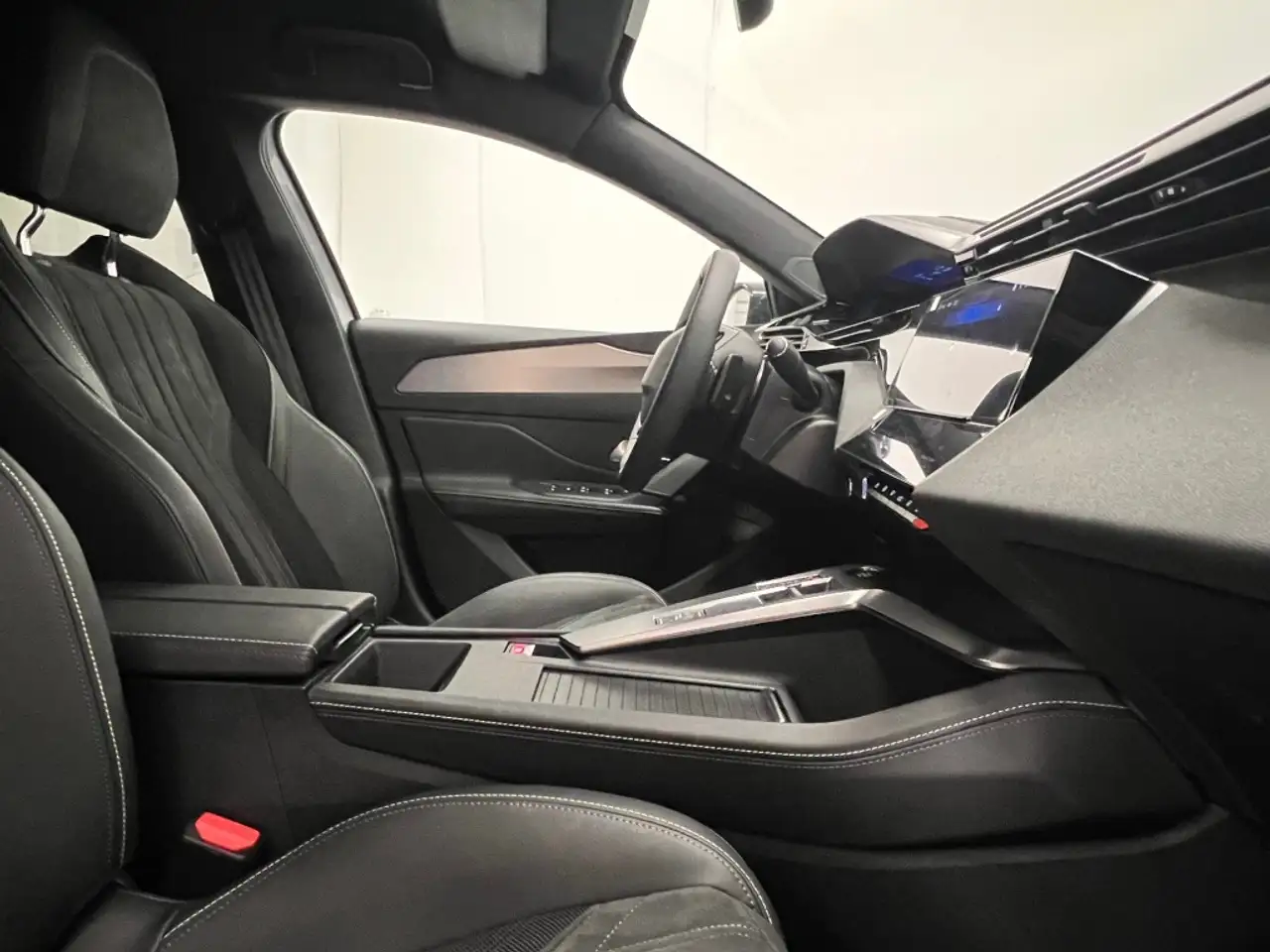 Peugeot 408 Hybrid 225 GT e-EAT8 — معرض صور السيارة 11