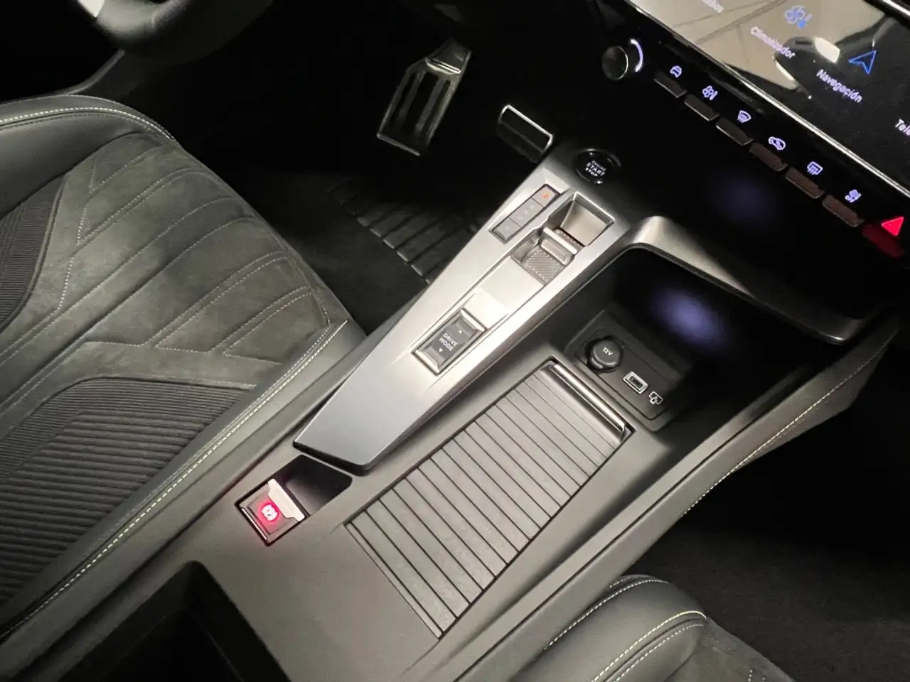 Peugeot 408 Hybrid 225 GT e-EAT8 — معرض صور السيارة 17
