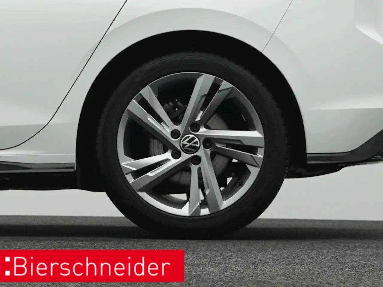 Volkswagen Golf 8 1.5 TSI R-Line NAVI KAMERA ACC SITZH — Galería del vehículo 28